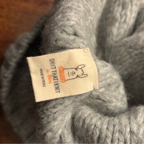 Sh*t Shit That I Knit Beacon Beanie – Soft Grey Chunky Knit Pom Hat - Like New - Picture 4 of 6